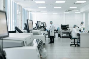 zipwp-image-8442105 Scientists conducting research in a state-of-the-art laboratory with advanced equipment.